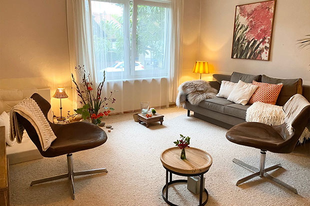 Gemütliches Therapiezimmer mit Sofa und Sesseln