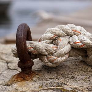 Ein fest verknotetes Seil an einem Ring